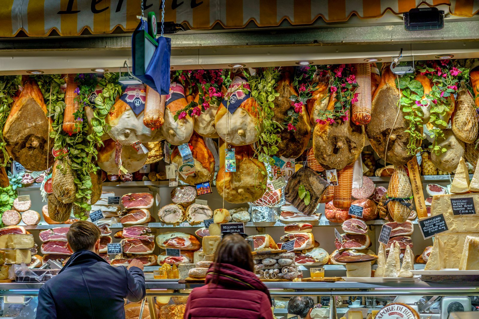 Banco di salumi e formaggi toscani in un mercato di Firenze