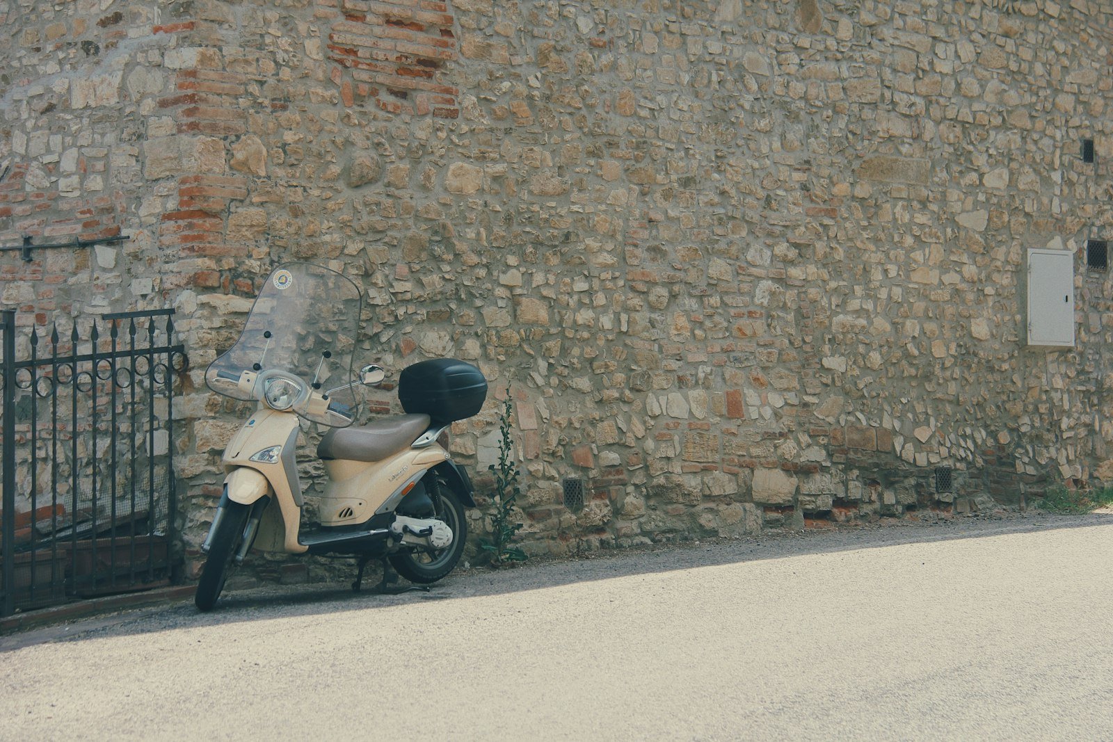 Vespa parcheggiata in un borgo toscano